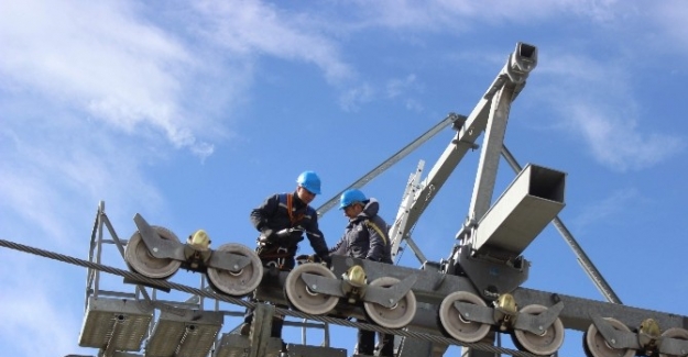 Teleferik cambazlarından fırtınada bakım...