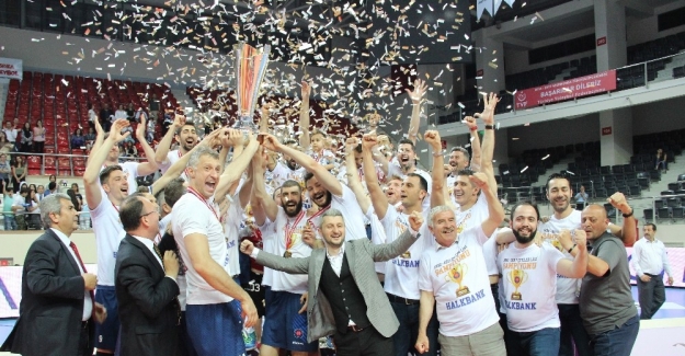 Voleybolda Efeler Liginde Şampiyon Halkbank