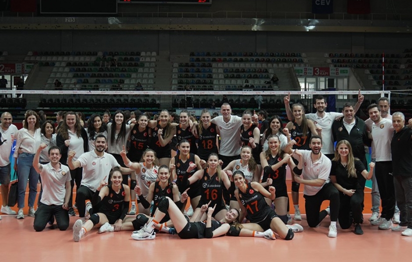 Voleybol genç kızlarda şampiyon Eczacıbaşı oldu