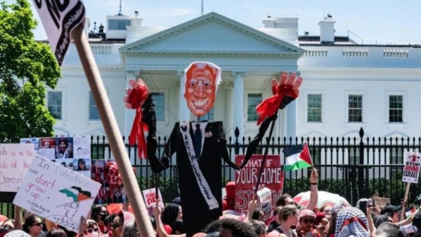Biden'a 'kırmızı çizgi' tepkisi: On binler Beyaz Saray'ı kuşattı