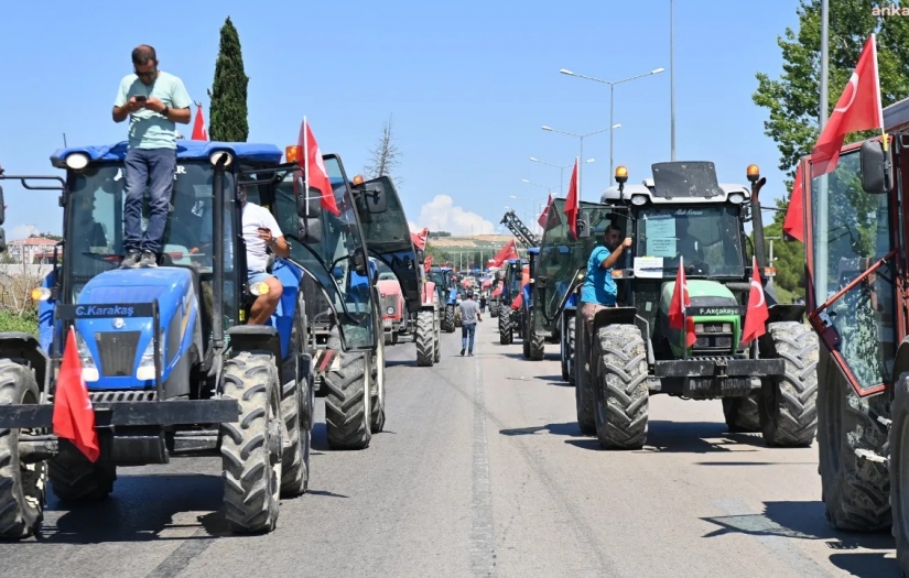 Bandırma'da çiftçiler traktörlü eylem yaptılar