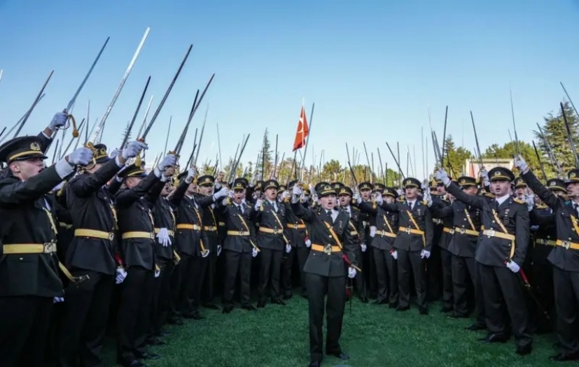 MSB'den Kara Harp Okulu mezuniyet törenindeki 'kılıçlı yemin' hakkında açıklama: 'Olay her yönüyle inceleniyor'