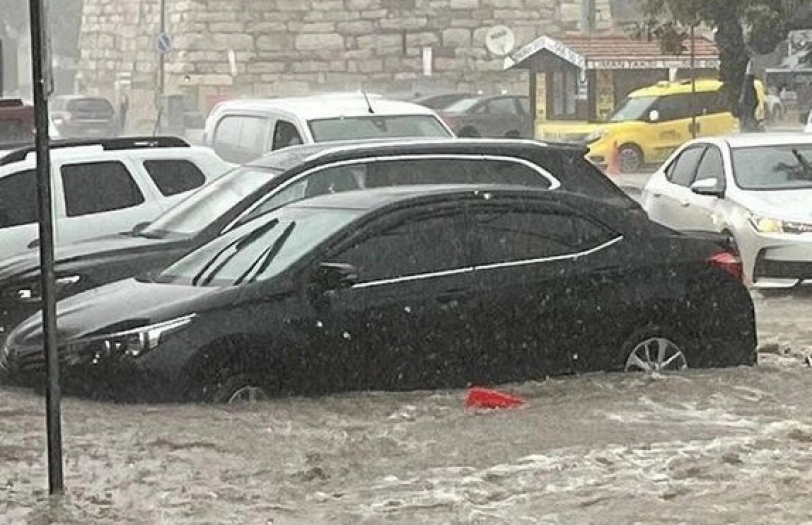 Çanakkale'yi sağanak vurdu: Minareye yıldırım düştü