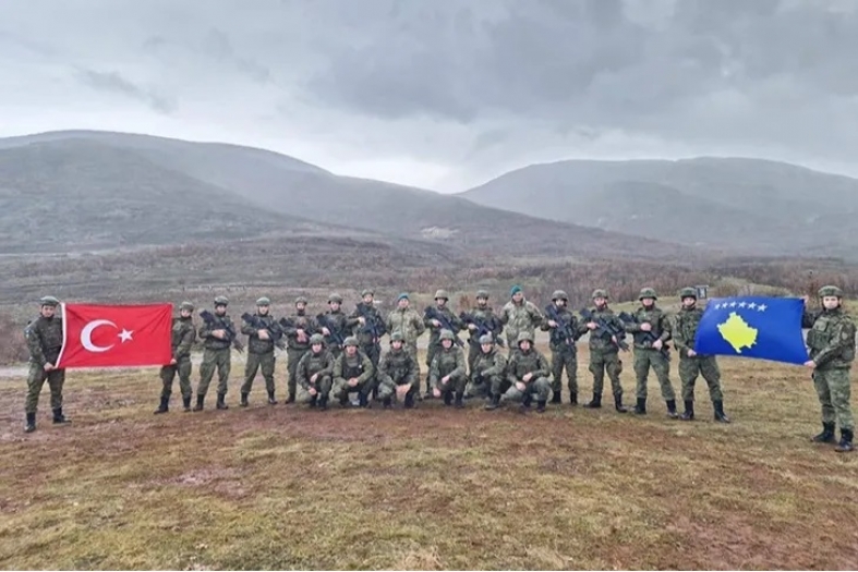 Mehmetçik'ten Kosovalı askerlere keskin nişancı eğitimi