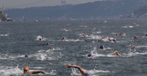 İstanbul Boğazı'nda Kıtalararası Yüzme Yarışı