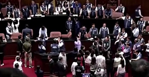 Böylesi görülmedi! Mecliste yumruklar havada uçuştu: Milletvekili belgeleri alıp kaçtı