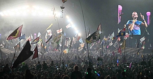 Coldplay, Filistin asıllı şarkıcıyı Glastonbury sahnesine çıkardı